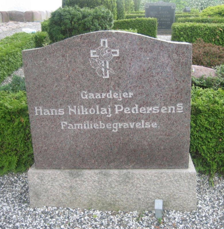 Hans Nikolaj Pedersen's familiegravsted.jpg